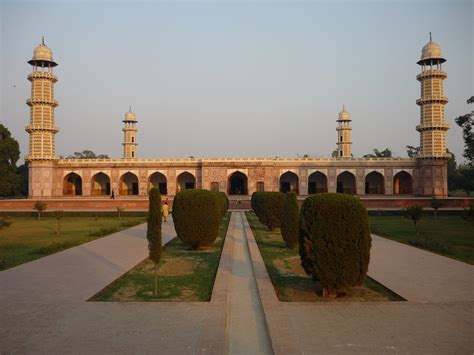  Jahangir’s Tomb: A Mughal Masterpiece Shimmering with History and Intricate Beauty!