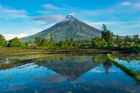  Mayon Volcano: Majesteettinen Vuori ja Näkymä Seudun Yli!