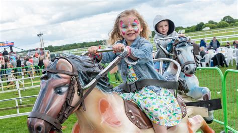 Uttoxeter Racecourse: Jännittävä hevoskilpailurien ja perheen viihdyttävää viettämistä varten!